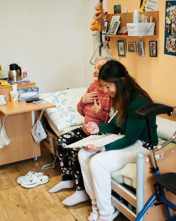 Idoso em ambiente acolhedor com cuidado especializado